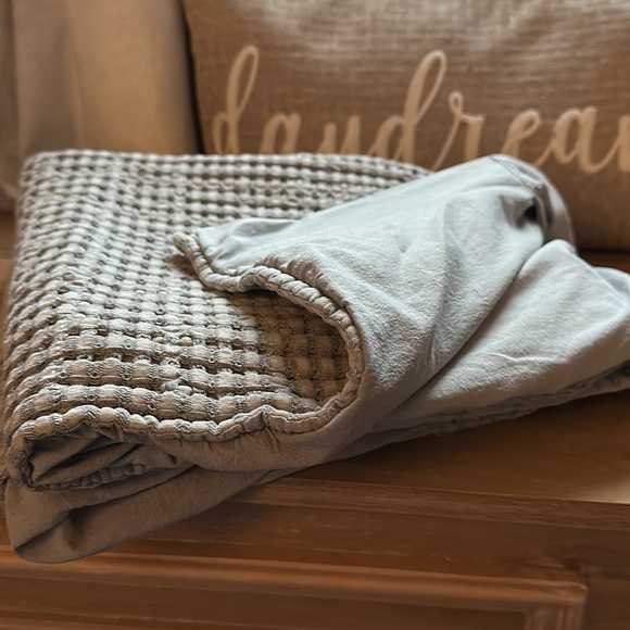 Set of 2 Levtex Grey Quilted Euro Pillow Shams - Picture 4 of 5